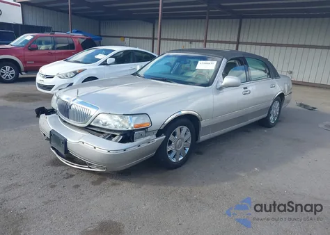 2003 Lincoln Town Car Cartier z USA, uszkodzony, nr VIN 1LNHM83W43Y658895